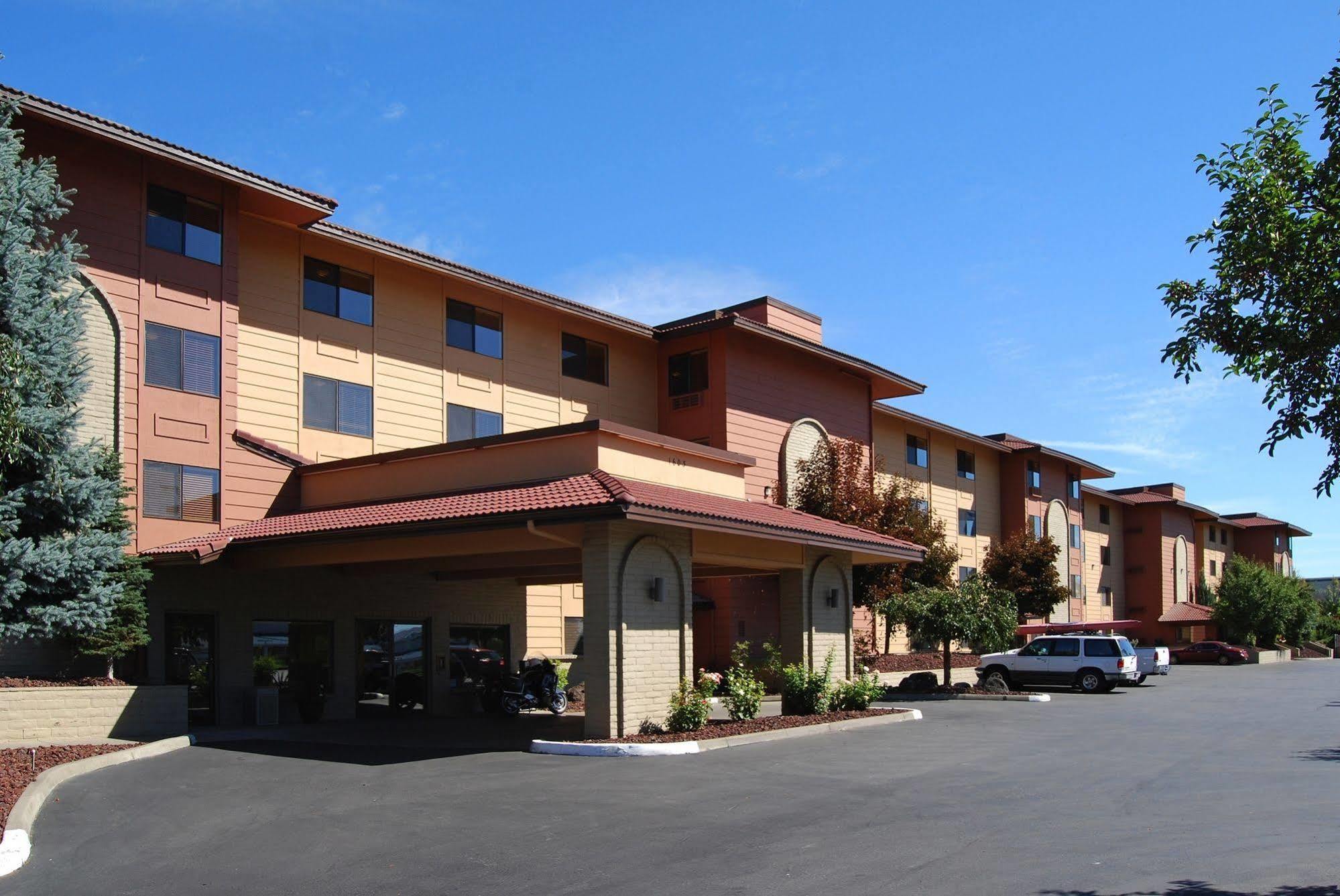 Baymont By Wyndham Yakima Riverfront Екстериор снимка