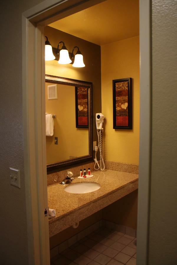 Baymont By Wyndham Yakima Riverfront Екстериор снимка
